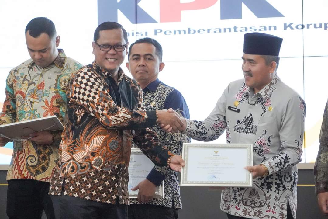 Pemkab Dharmasraya Terima Penghargaan Dari KPK