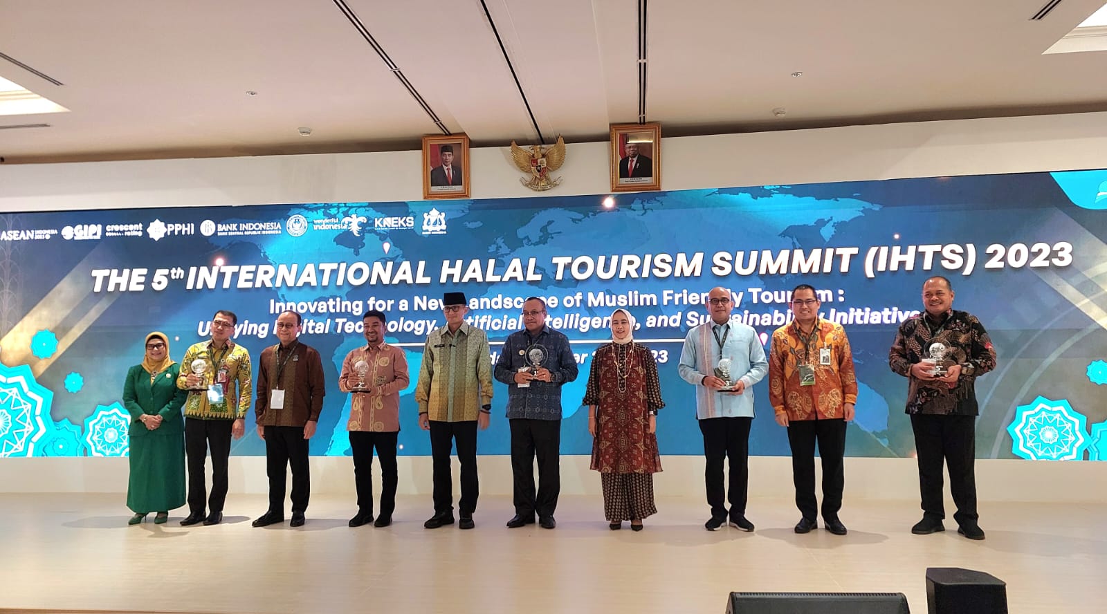 Pemprov Sumbar Terima Penghargaan Kemenparekraf Terkait Pariwisata Halal