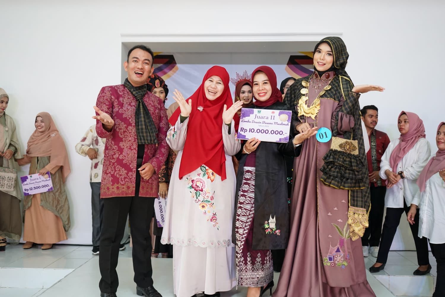 Pengrajin Solok Selatan Roni Vasla Raih Juara Rancang Busana Tingkat Provinsi