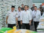 Presiden Joko Widodo dan Mahyeldi Ansharullah Cek Stok Bulog Sumbar dan Salurkan BLT bagi Warga Terdampak El Nino