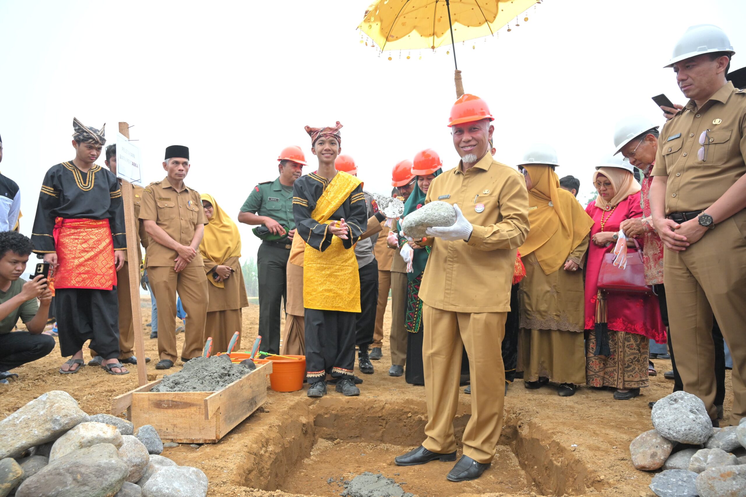 Relokasi Masjid SMA 1 Sumbar, Gubernur Mahyeldi Sarana Membentuk Generasi Muda Sumbar Madani