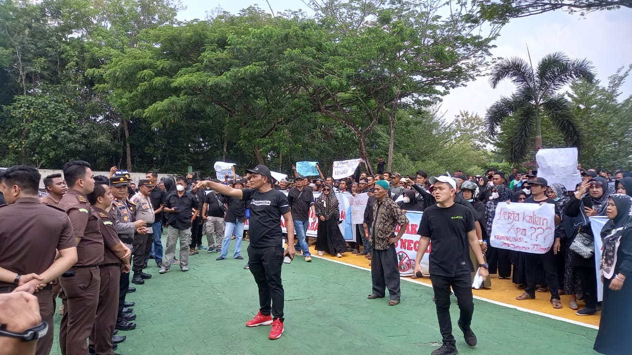 Ribuan Warga Sikabau Datangi Kejari Dharmasraya