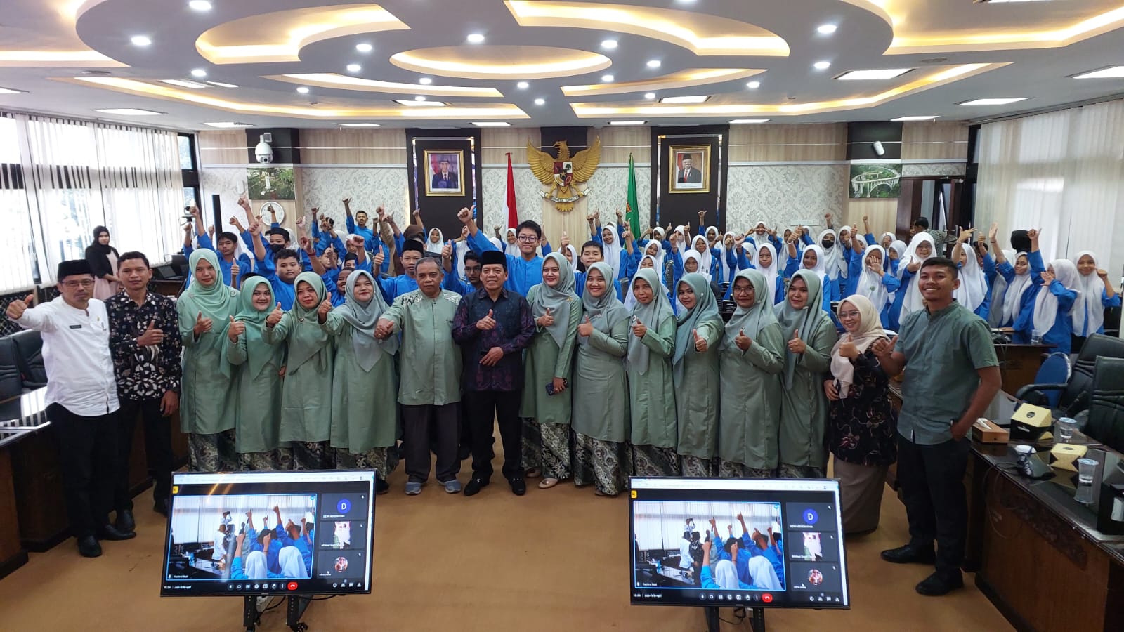 Wakil Ketua DPRD Sumbar Suwirpen Suib Terima Kunjungan Ratusan Siswa SMPN 6 Padang