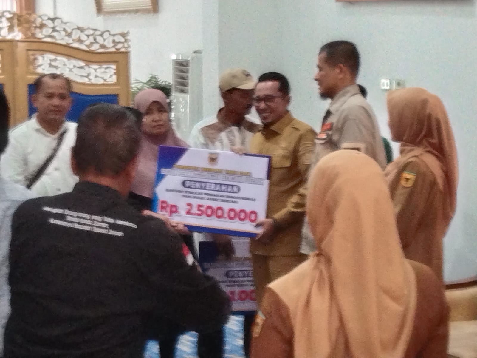 Bupati Eka Putra Serahkan Bantuan RP. 83 Juta