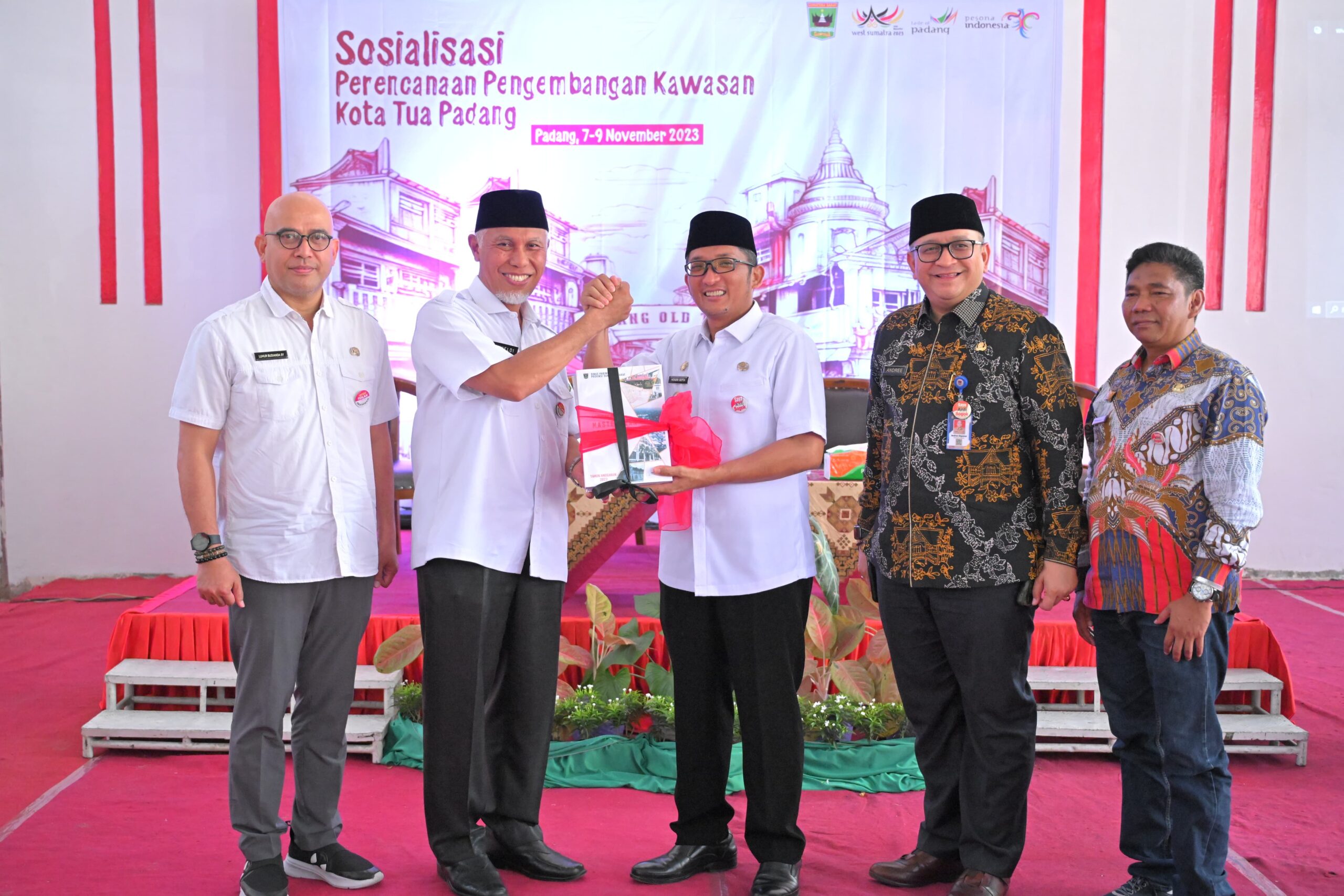 Gubernur Mahyeldi Ansharullah Serahkan Masterplan Pengembangan Kawasan Kota Tua Padang kepada Wako Hendri Septa