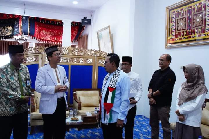 Koperasi Pegawai Negeri Tuah Sepakat Syariah serahkan zakat hasil usaha kepada Baznas Tanah Datar