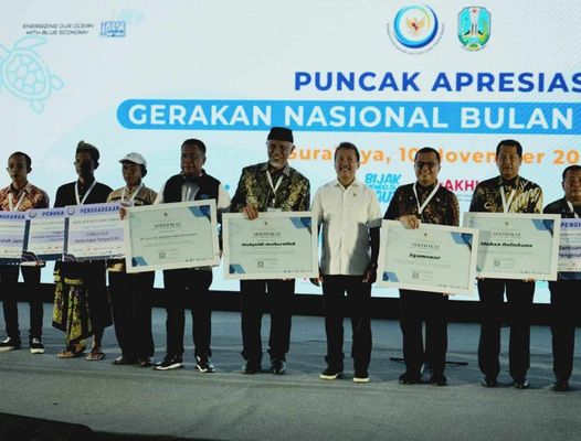 Mahyeldi Ansharullah Terima Penghargaan dari Kementerian Kelautan dan Perikanan RI