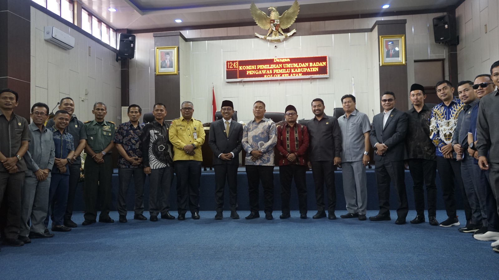 Pemerintah Kabupaten Solok Selatan Serahkan Dana Hibah Pilkada 2024 Rp 23 Miliar