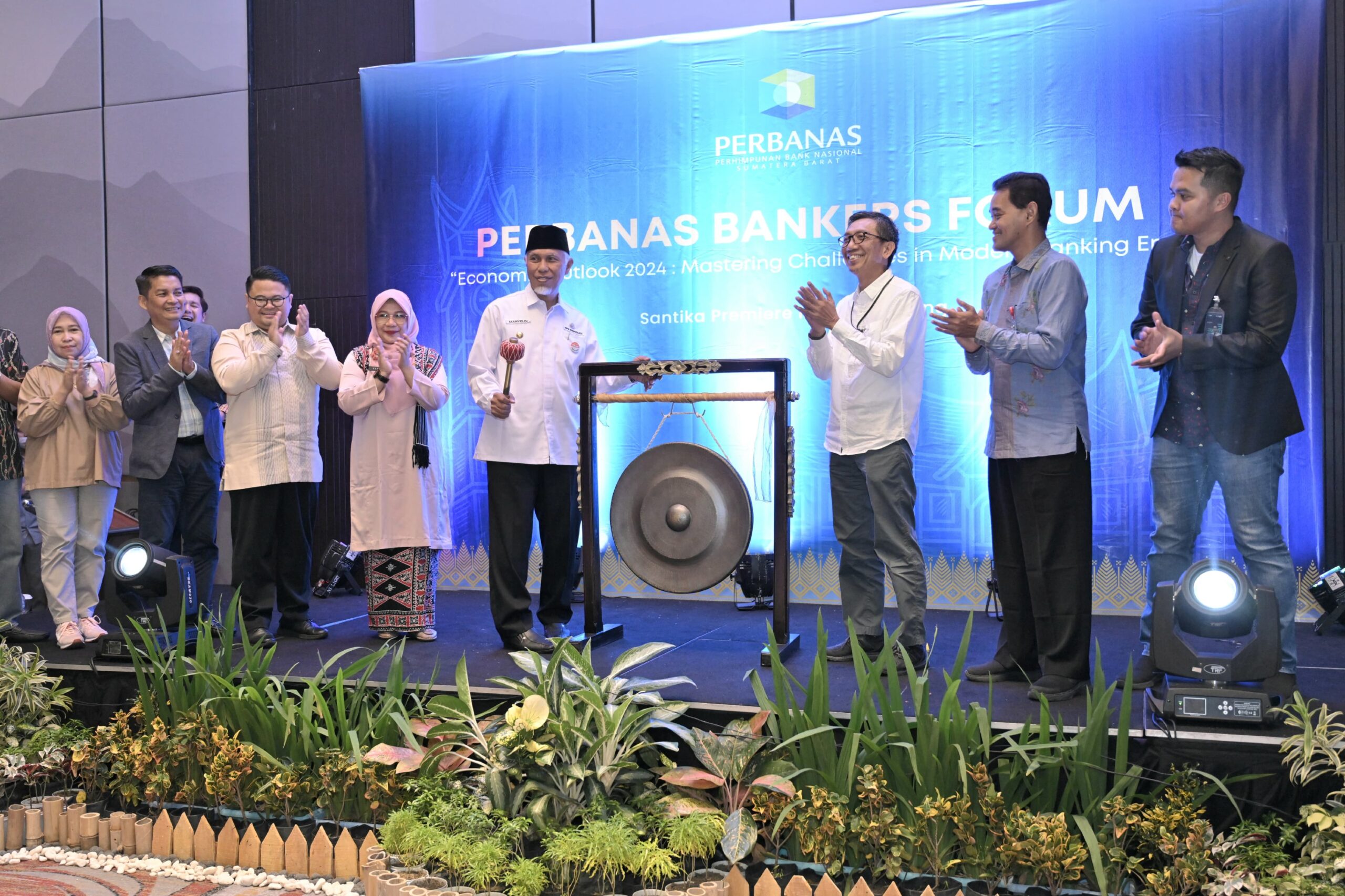 Gubernur Mahyeldi Ansharullah Mendorong Perbanas Sumbar Terlibat Aktif Mendukung Pengembangan Ekonomi Masyarakat.
