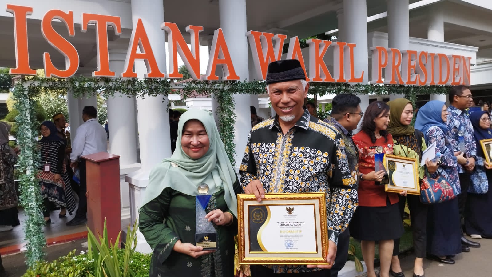 Gubernur Mahyeldi Ansharullah Terima Penghargaan Badan Publik Informatif untuk Pemprov Sumbar