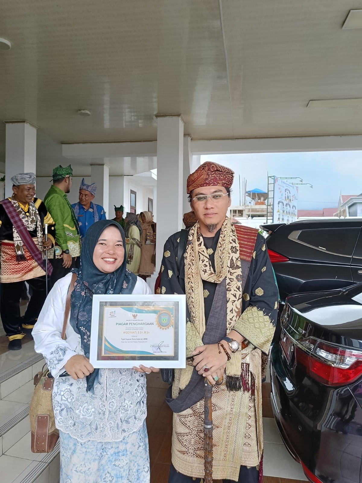 Ketua Kerapatan Adat Nagari (KAN) Bukit Surungan, Padang Panjang, Faiz Fauzan El Muhammadi Datuak Bagindo Marajo bersama Widdiyanti
