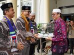 Kota Padang Juara Umum MTQ Nasional ke-39 Serahkan Piala Bergilir