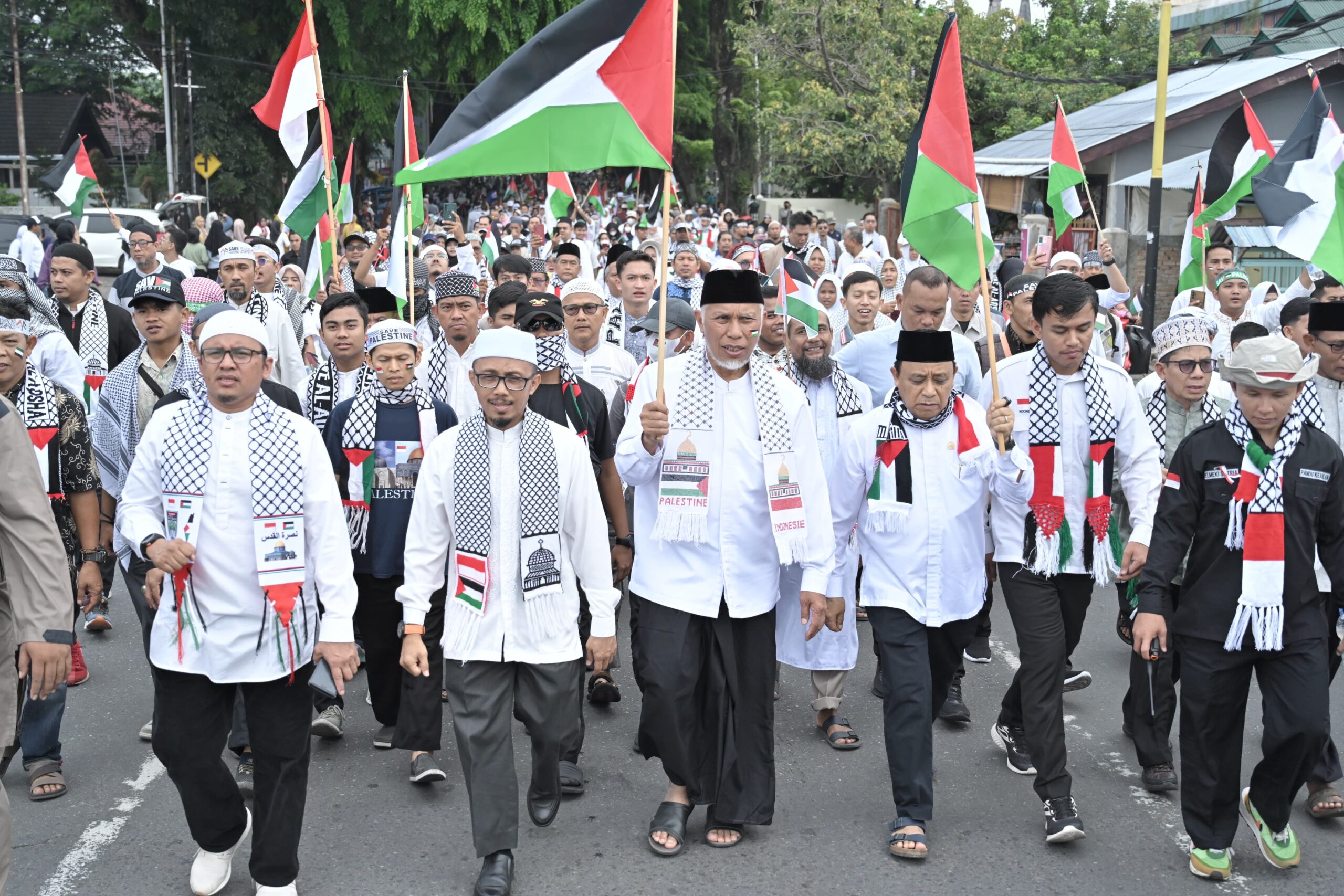 Mahyeldi Ansharullah Bersama Puluhan Ribu Warga Sumbar Gelar Longmarch untuk Mempertegas Dukungan pada Palestina