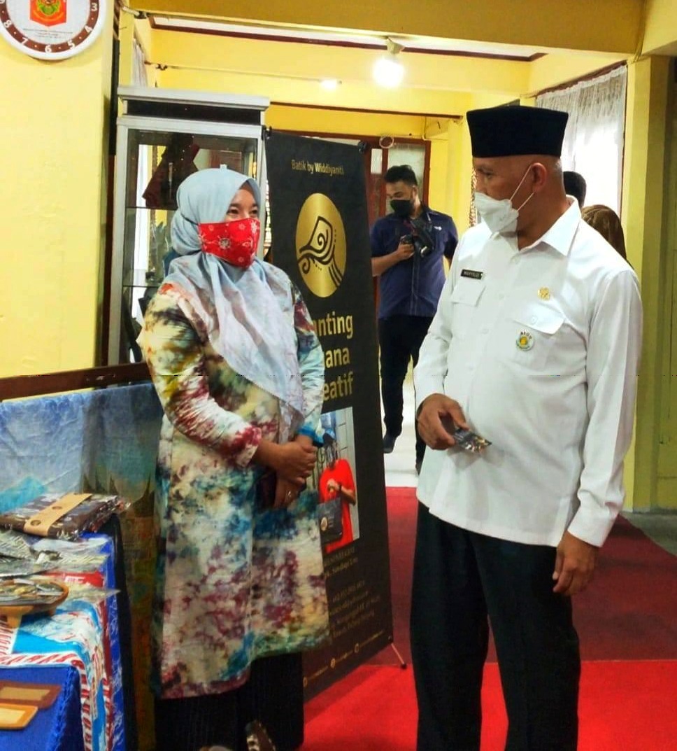 Menurut Widdiyanti : Langkah Strategis Memperkenalkan Ragam Hias Minangkabau Berbasis Budaya Lokal Cukup Komunikatif Melalui Batik
