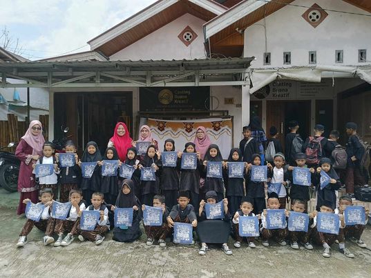 Murid TK dengan hasil belajar membatik di Canting Buana Kreatif