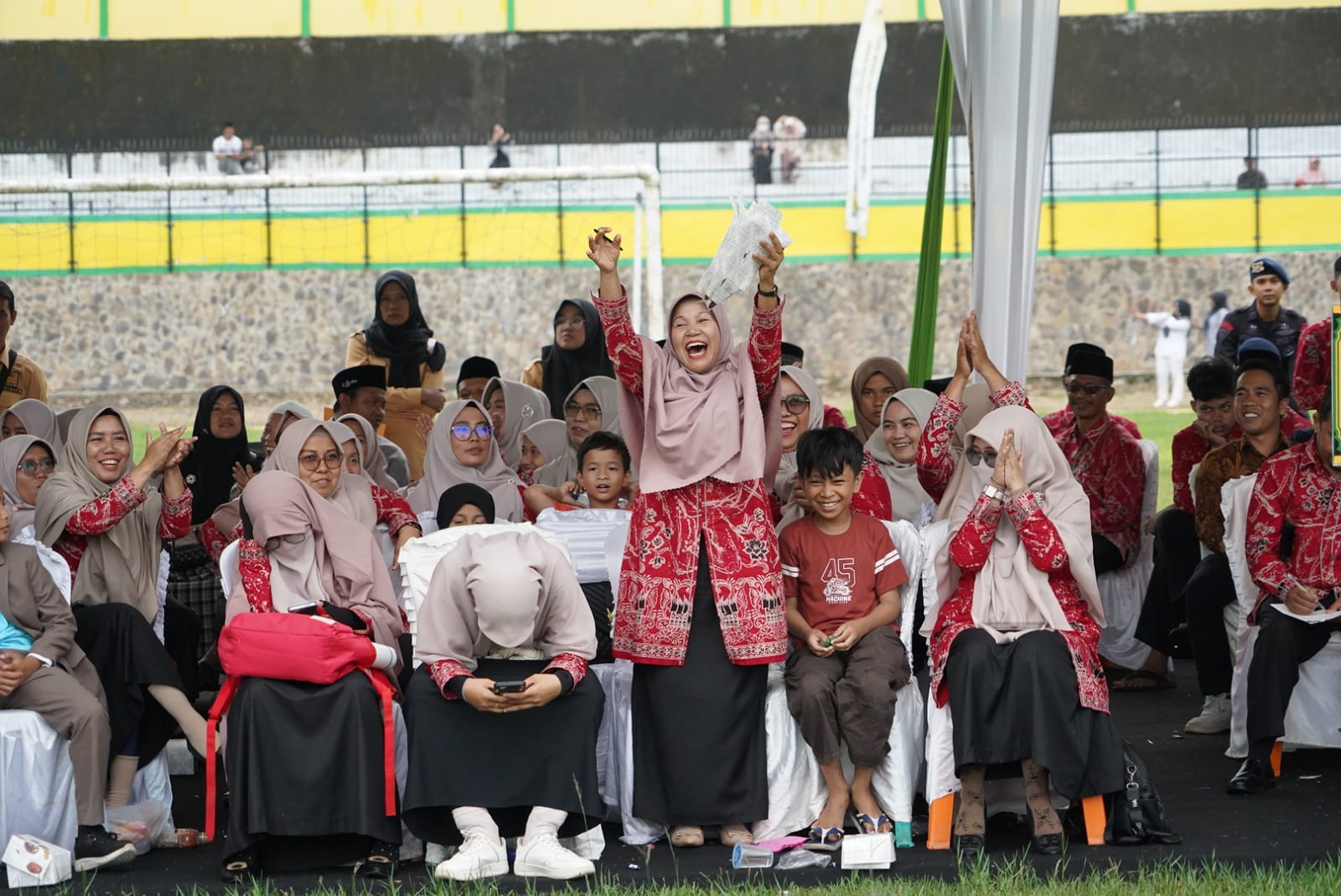 Penyerahan Bendera LPTQ Tanda Penutupan MTQ Nasional ke-XL Tingkat Provinsi Sumbar di Solok Selatan