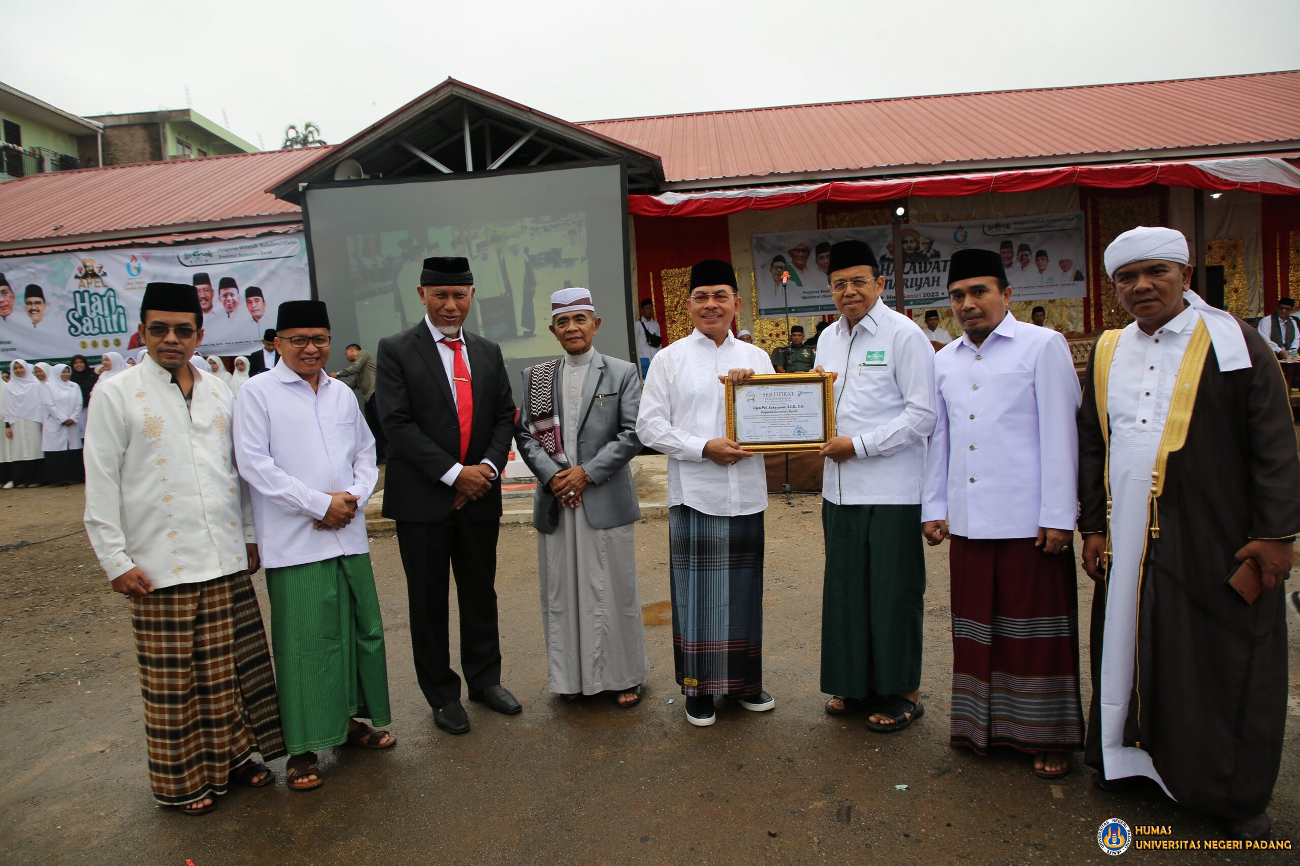 Rektor UNP Prof Ganefri Hadiri Acara Apel Peringatan Hari Santri Nasional