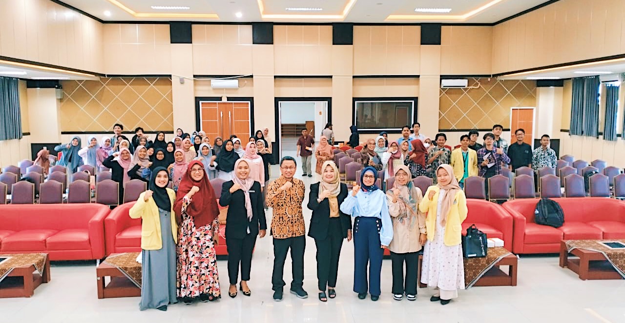 Universitas Negeri Padang Fakultas Bahasa dan Seni Laksanakan Pembekalan Calon Wisudawan