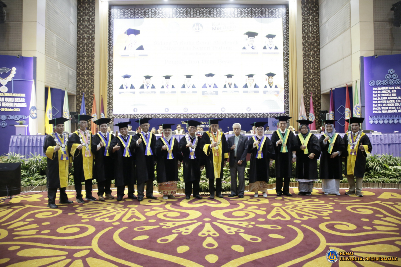 Universitas Negeri Padang Kembali Kukuhkan 16 Guru Besar