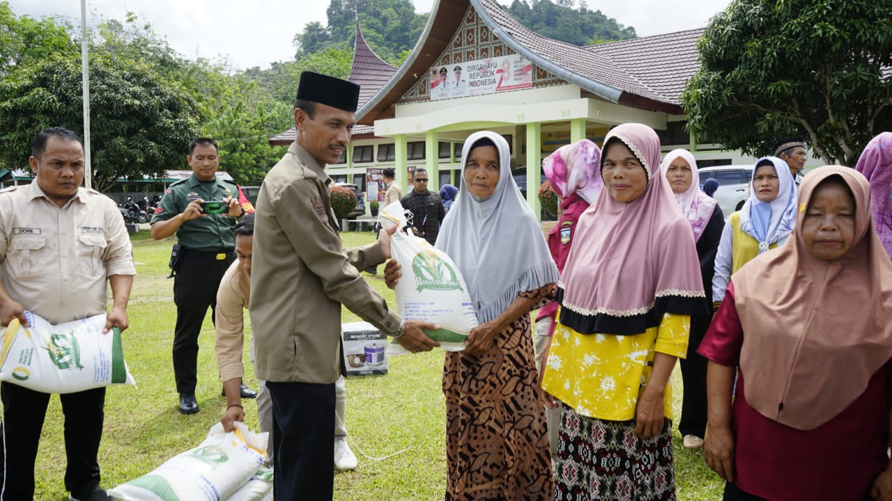 Wakil Bupati Solok Selatan Yulian Efi Salurkan Bantuan Pangan dan Peralatan UMKM di SBH