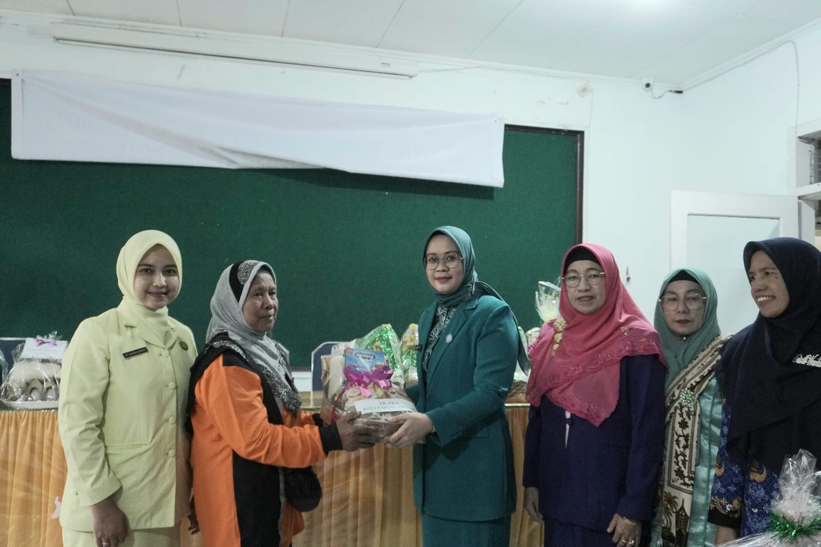 Peringati Hari Ibu, Gabungan Organisasi Wanita (GOW) Kota Padang Panjang Berbagi 90 Paket Sembako