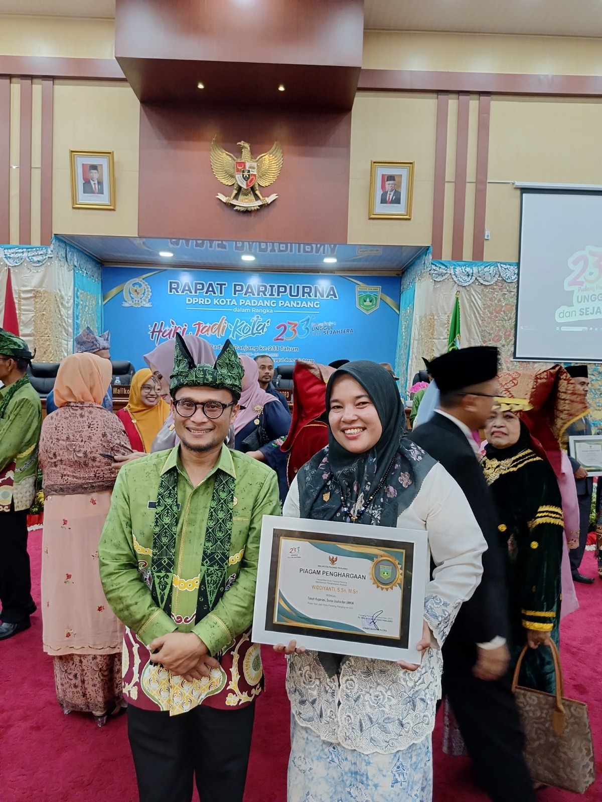 Widdiyanti, Pendiri dan Pemilik Sanggar Canting Buana Kreatif Batik Menerima Penghargaan dan PIN Emas dari Pemko Padang Panjang