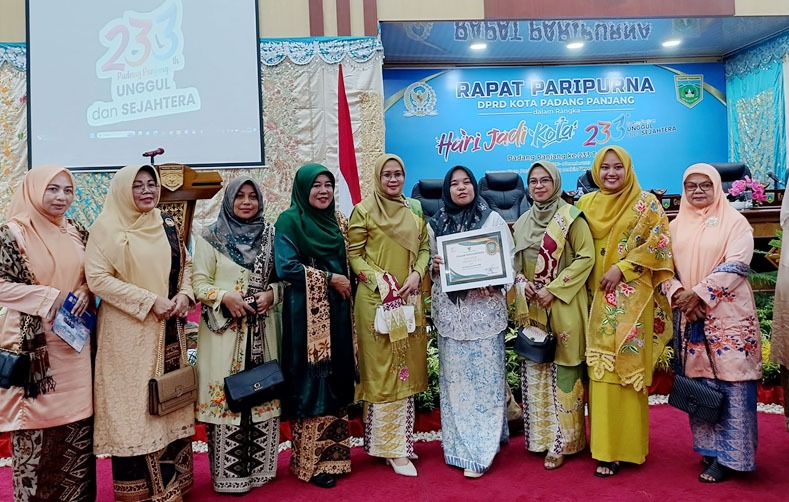 Widdiyanti dan ibu-ibu usai menerima Penghargaan PIN Emas HJK ke 233 Padang Panjang