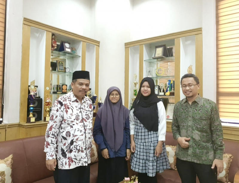 Karya Kaligrafi Hantarkan Zaitul Rahmi, Mahasiswa Tunarungu, Jadi Sarjana di FBS UNP