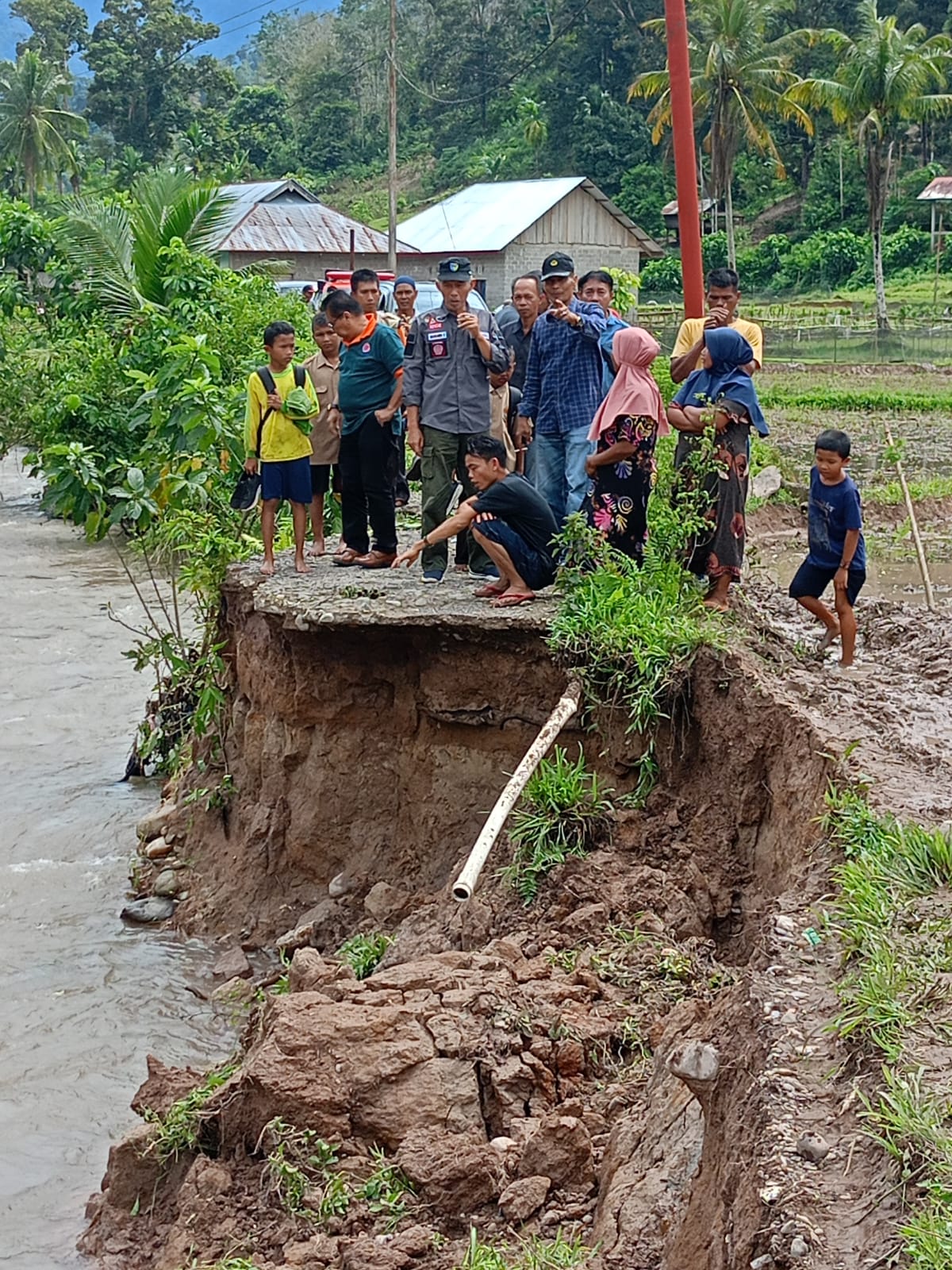 10 Titik Longsor Timbun Jalan Batu Bala - Langgai Pesisir Selatan