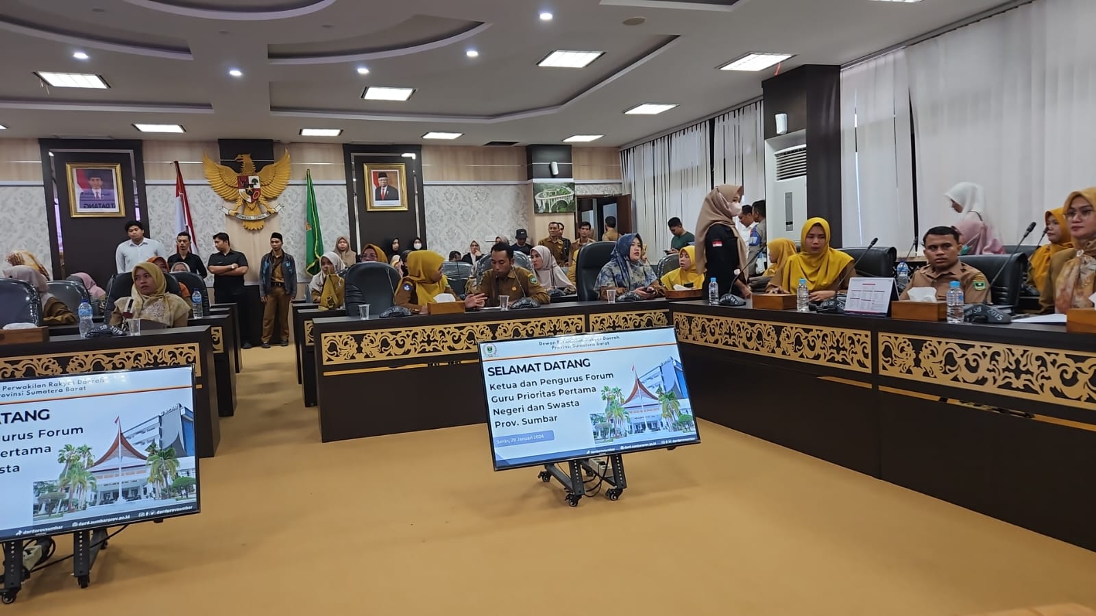 Anggota DPRD Sumatera Barat Hidayat Menerima Kunjungan Audiensi dari Ratusan Guru