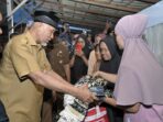 Gubernur Mahyeldi Ansharullah Salurkan Bantuan bagi Warga Korban Musibah Kebakaran di Pampangan Kota Padang