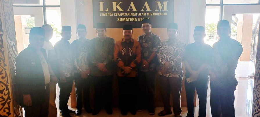 Ketua LKAAM Kabupaten Sijunjung dan Pengurus Dukung Fauzi Bahar menuju DPR RI