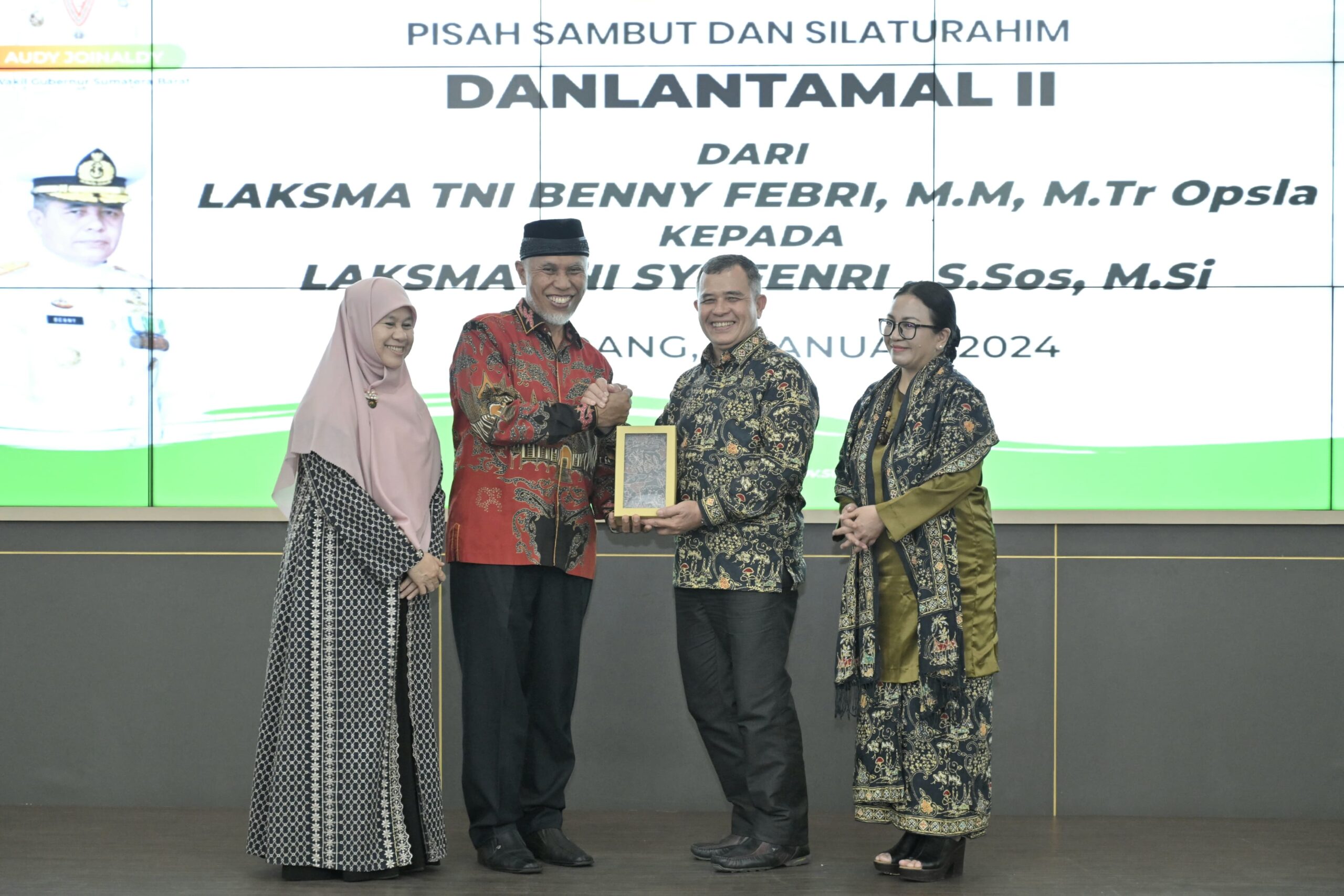Kabupaten Pesisir Selatan menjadi salah satu Kabupaten/Kota di Sumbar yang menperoleh anugerah Ombudsman RI