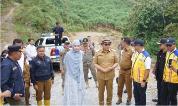 Bupati Solok Epyardi Asda Tinjau Jalan Kapujan Rimbo Data
