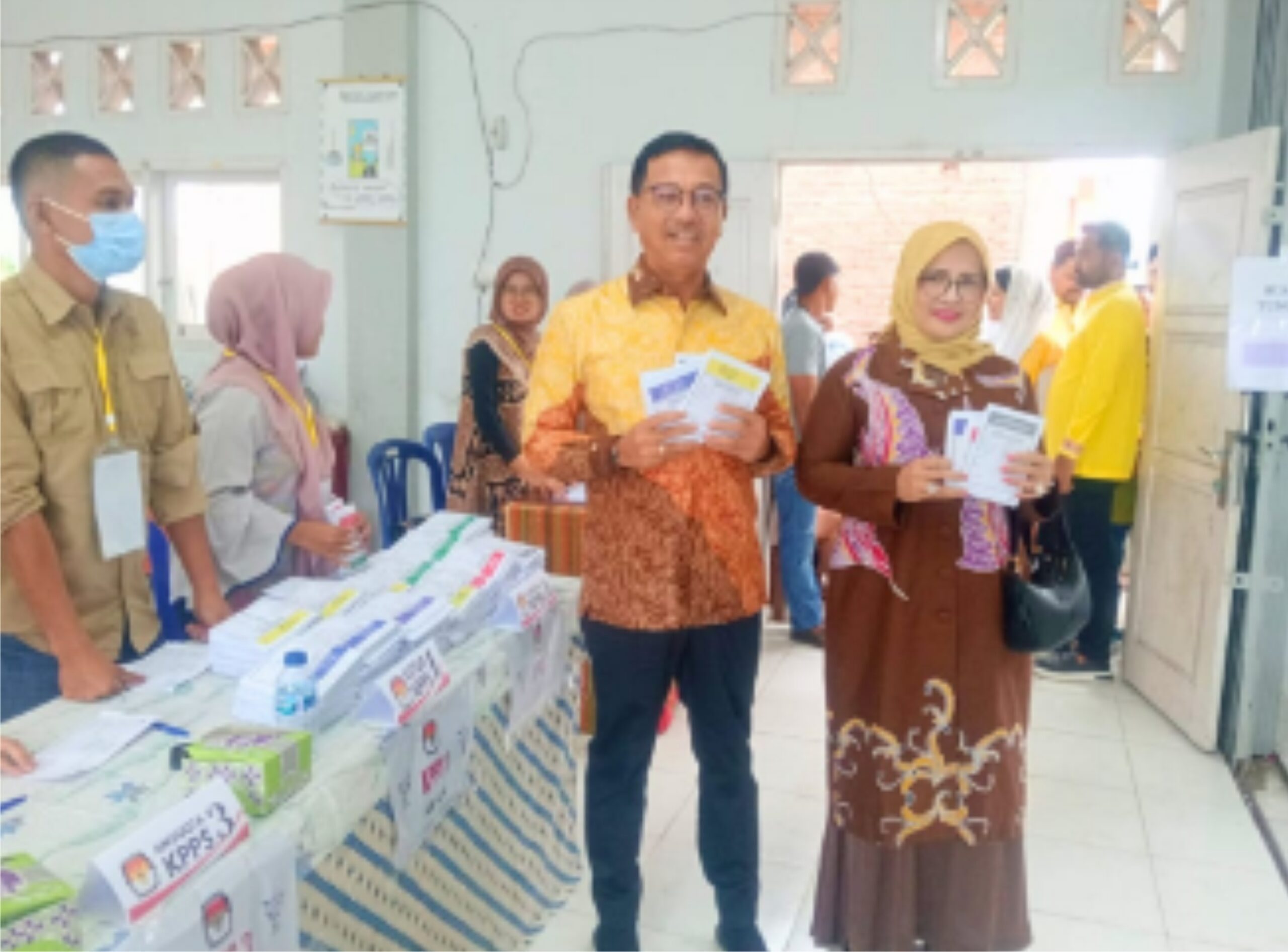 Bupati Solok Selatan dan Ketua DPRD Gunakan Hak Pilihnya di TPS Sama.