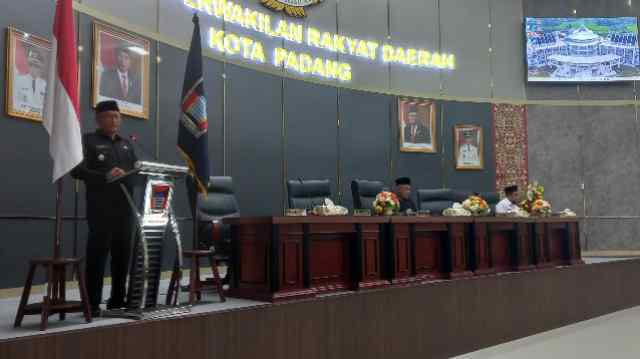 DPRD Kota Padang Gelar Rapat Paripurna Penyampaian LKPJ Tahun 2023 Oleh Walikota Padang Hendri Septa.