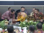 Makan Bajamba Bersama Mahyeldi Ansharullah, Mendagri Tito Sebut Sumbar Terbukti Paling Siap Menghelat HUT Satpol PP dan Satlinmas Makan Bajamba Bersama Mahyeldi Ansharullah, Mendagri Tito Sebut Sumbar Terbukti Paling Siap Menghelat HUT Satpol PP dan Satlinmas