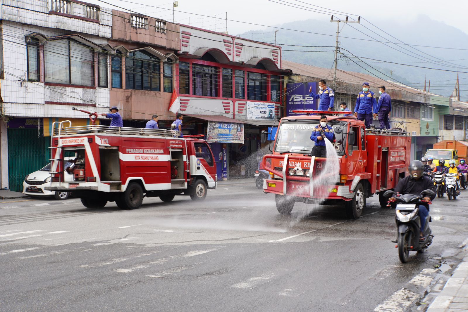 Pascaerupsi Marapi, Damkar Lakukan Pembersihan Jalan Protokol