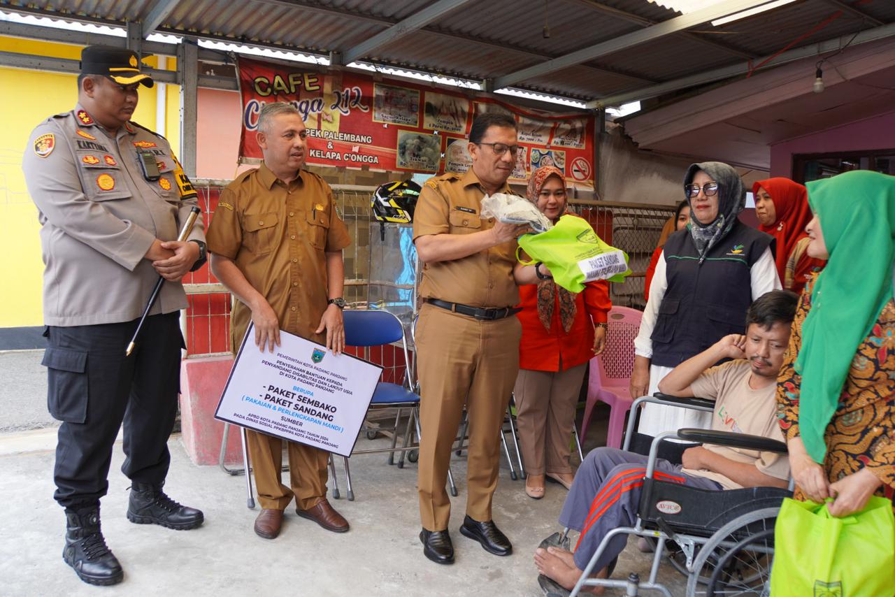 Pj Wako Padang Panjang Sonny Budaya Putra dan Kapolres Serahkan Bantuan Pangan dan Sandang