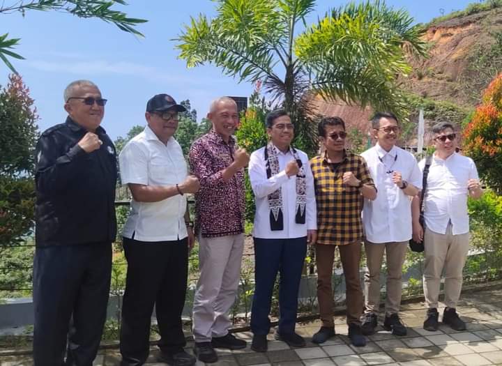 Sekda Mawardi Roska Sambut Deputi Kemenko Investasi di Kawasan Wisata Mandeh