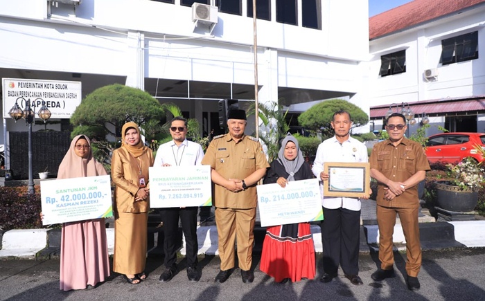Wali Kota Solok Zul Elfian Umar Bagikan Santunan BPJS Ketenagakerjaan Kepada Ahli Waris