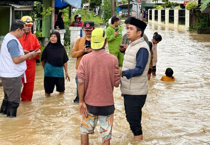 Wawako Solok Ramadhani Kirana Putra Tinjau Lokasi Banjir di Perumahan Guru Biruhun Simpang Rumbio.