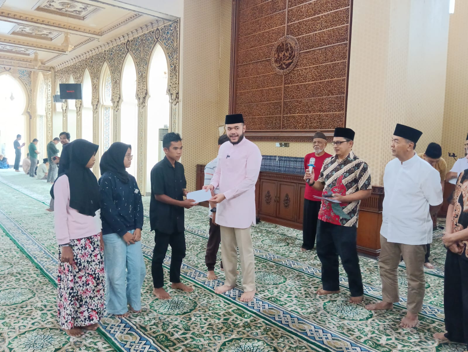 Fadly Amran Salurkan Santunan kepada Anak Yatim dan Kaum Duafa di Masjid Baiturahmah