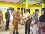 Pemerintah Kabupaen Solok Selatan Salurkan Beras Pangan di Padang Gantiang