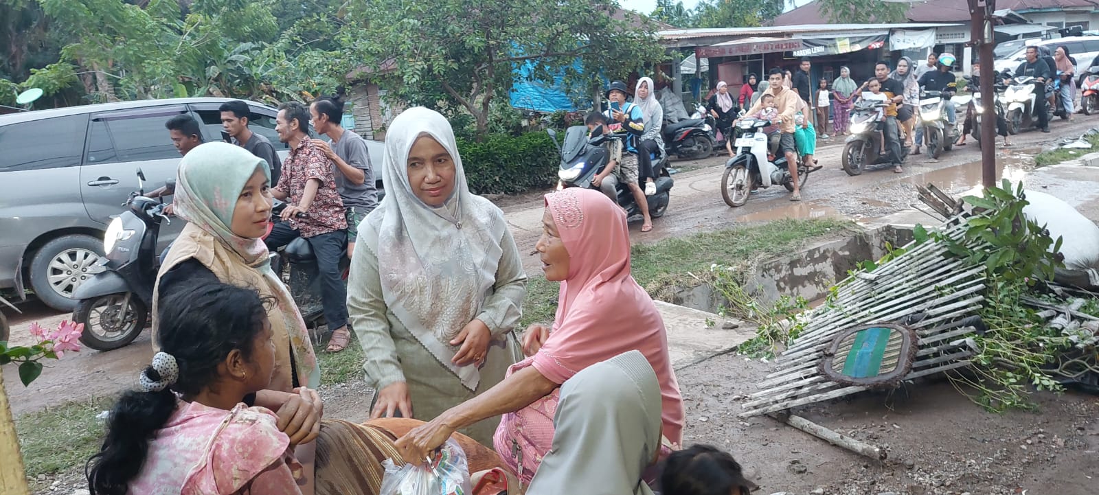 Titi Rusma Yul Anwar Salurkan Bantuan pada Korban Terdampak Bencana di Timbulun