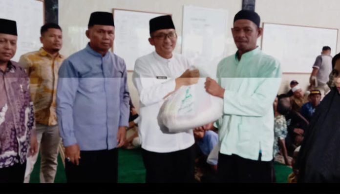 Wali Kota Padang Hendri Septa Bagikan Sembako Untuk 1.505 Warga Koto Tangah