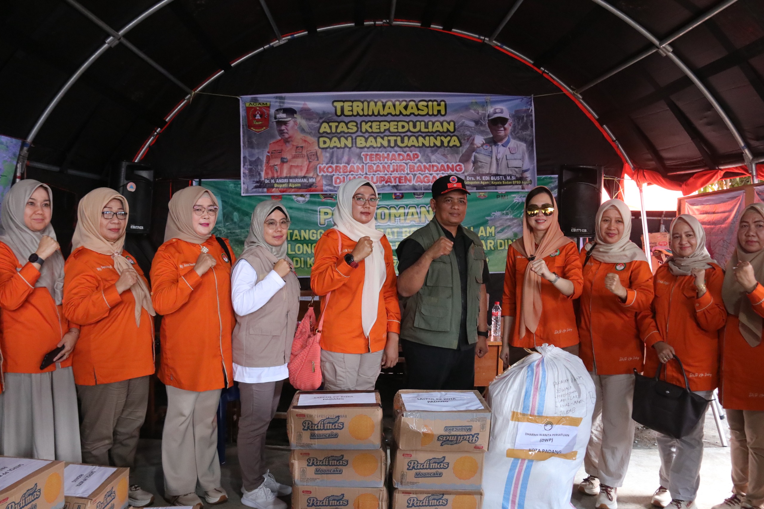 Pemko Padang dan IKLA Pangkalan Kerinci Pelalawan Beri Dukungan ke Korban Banjir di Agam