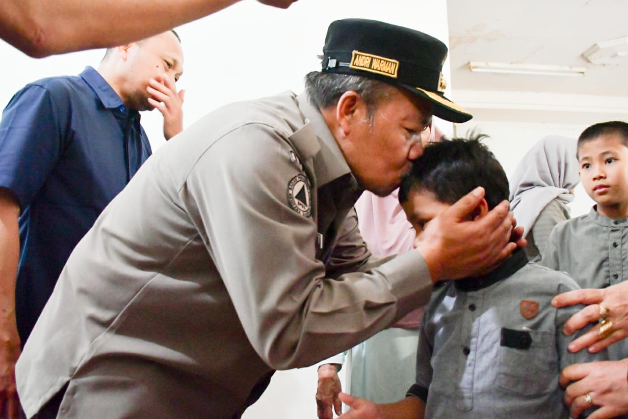 Bupati Agam Andri Warman Angkat Empat Anak Almarhum Benny Frivanda Jadi Anak Asuh