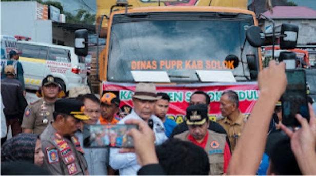 Bupati Solok Epyardi Asda Akan Membangun Rumah Korban Bencana Banjir Bandang di Kabupaten Agam.