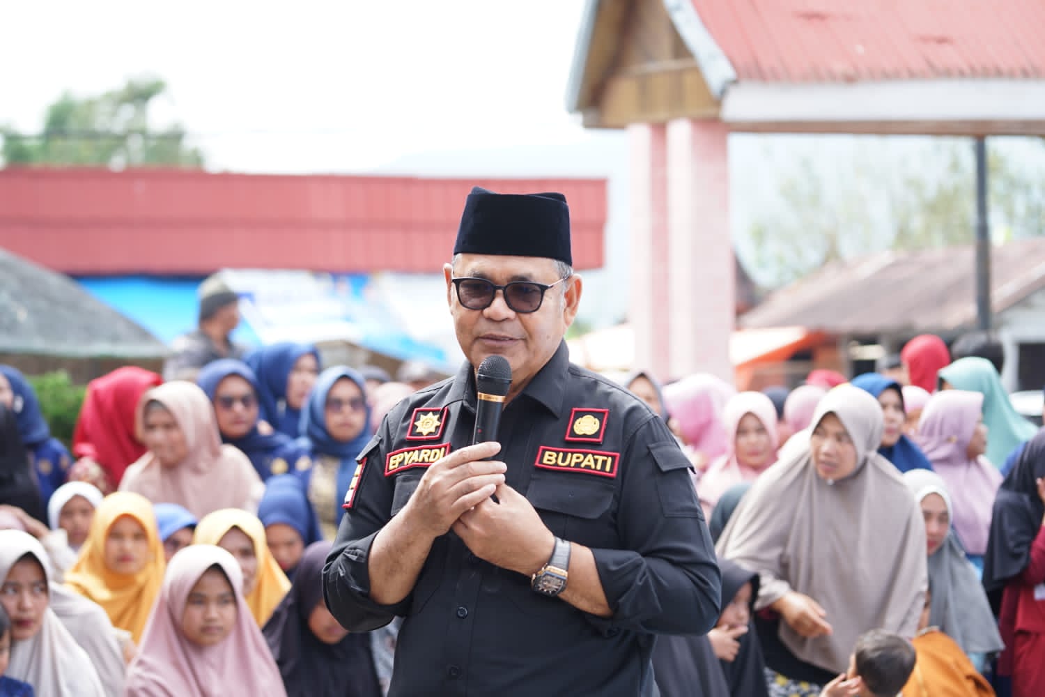 Bupati Solok Epyardi Asda Peduli Buruh